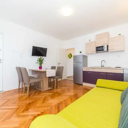 Helena - With Terrace Apartamento *